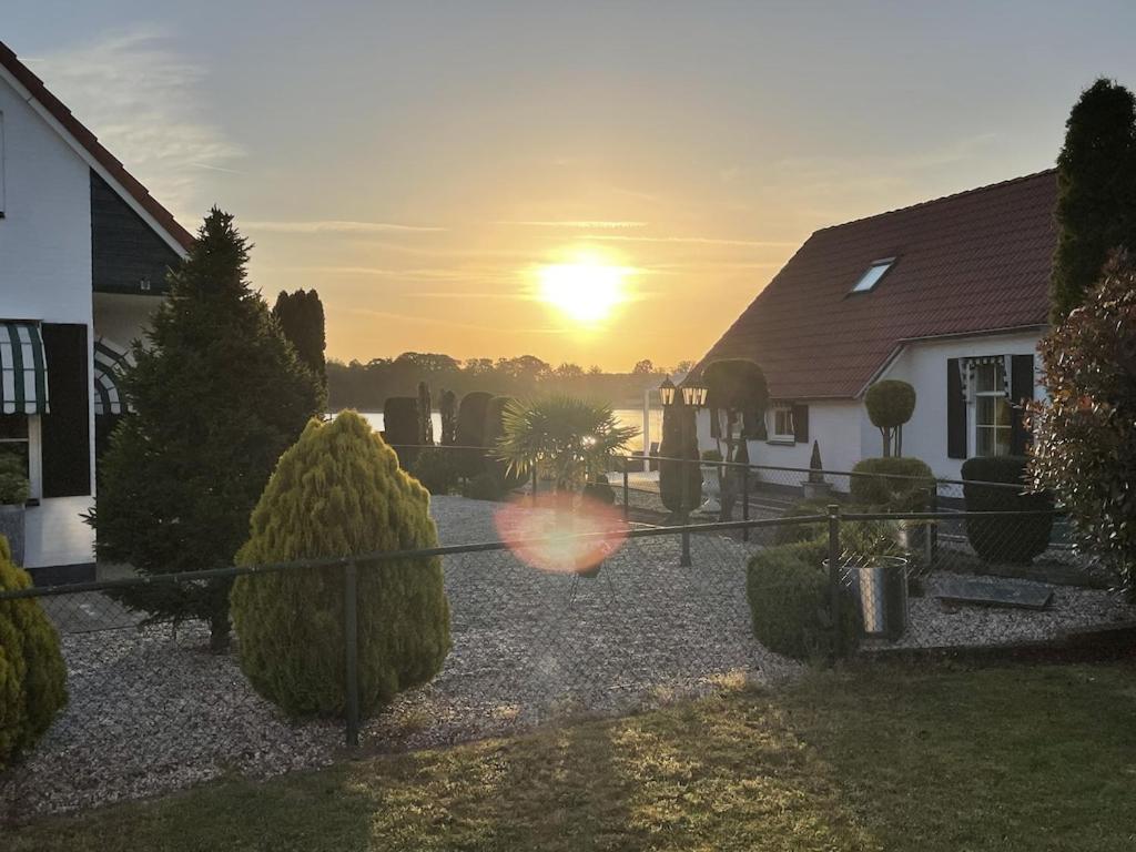 Freistehendes Ferienhaus Am See Naehe Roermond Heel Exteriör bild